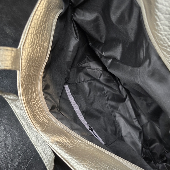 Silver Tote with Pinched Columns = Cute! - Picture 8 of 10